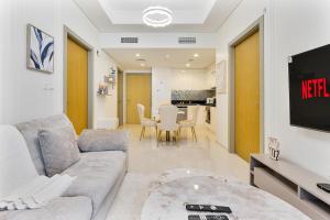 Serene 2BR with Canal Views, 7 Mins to Burj Khalifa