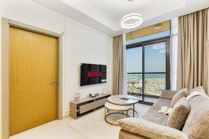 Serene 2BR with Canal Views, 7 Mins to Burj Khalifa