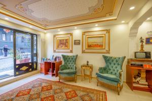 Big Apple Hotel and Hostel