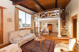 Amazing panoramic artists loft Spanish Steps