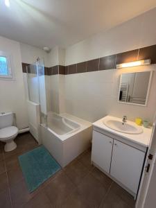 Maison vue sur le lac et proche du golf !