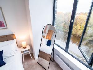 2BR River View Leeds Dock Apartment l Free Parking