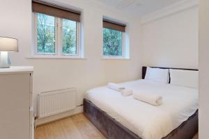 Stunning Central London 4-Bed Home Steps from Gym, Iconic Pool and Spa