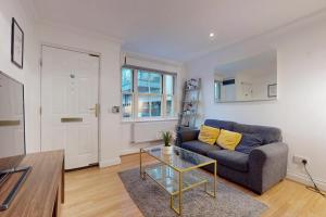 Stunning Central London 4-Bed Home Steps from Gym, Iconic Pool and Spa