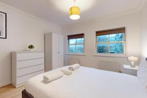 Stunning Central London 4-Bed Home Steps from Gym, Iconic Pool and Spa