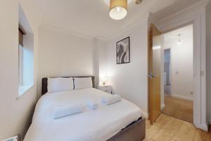 Stunning Central London 4-Bed Home Steps from Gym, Iconic Pool and Spa