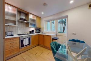 Stunning Central London 4-Bed Home Steps from Gym, Iconic Pool and Spa