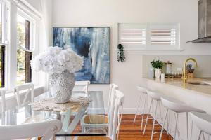 3 Bed Beachfront Apartment Steps to Ferry & Beach