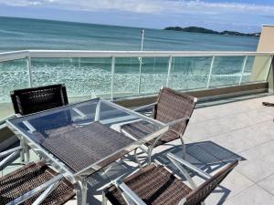 Dúplex frente ao mar localiza em Bombas