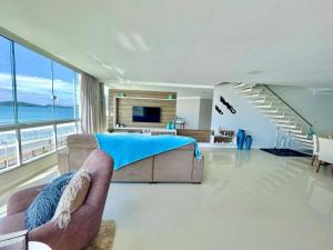 Dúplex frente ao mar localiza em Bombas