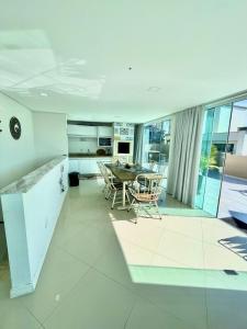 Dúplex frente ao mar localiza em Bombas