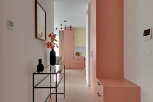 DOKI Living Apartments - Foodhall & Parking by Downtown Apartments