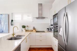 3 Bed Beachfront Apartment Steps to Ferry & Beach