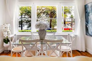 3 Bed Beachfront Apartment Steps to Ferry & Beach