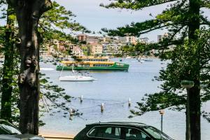 3 Bed Beachfront Apartment Steps to Ferry & Beach