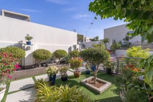 Free housekeeping visits during your stay - StayShort - Nice Villa in Gardenia Jebel Ali for Family of 5
