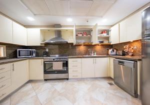 JBR High Floor 2BR Stunning Ain Dubai View