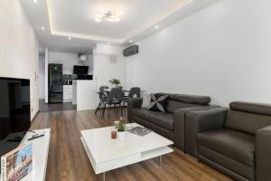 Elegant Apartment with Air Conditioning Close to Kazimierz by Noclegi Renters