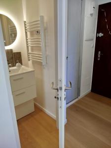 Grande Motte, Studio élégant, tout confort proche de la mer et du centre, lumineux avec balcon