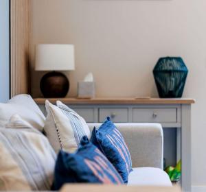 SOUTHBOURNE SHORE by BOURNECOAST - A Perfectly Positioned Flat Near the Sandy Beaches with a Patio Garden and Parking - FM10681