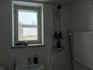 Arctic Bloom Retreat: 2BR w Parking