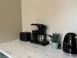 Arctic Bloom Retreat: 2BR w Parking