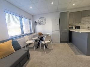 Open Mind Property -2BR Flat Commercial Road