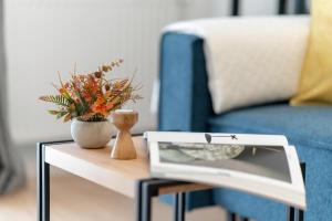 Spacious Apartment with Functional Interiors Parking & Balcony by Noclegi Renters