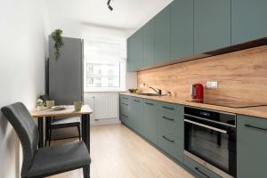 Spacious Apartment with Functional Interiors Parking & Balcony by Noclegi Renters