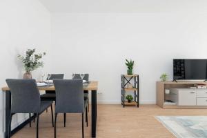 Spacious Apartment with Functional Interiors Parking & Balcony by Noclegi Renters