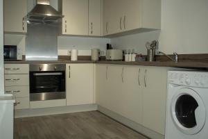 Massive 2BR Long Stays Superfast Wi-Fi , Free Parking & Netflix Ideal for Work & Relocation