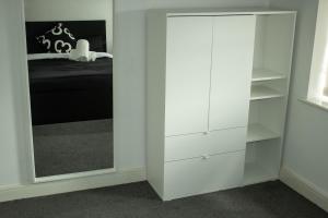 Massive 2BR Long Stays Superfast Wi-Fi , Free Parking & Netflix Ideal for Work & Relocation