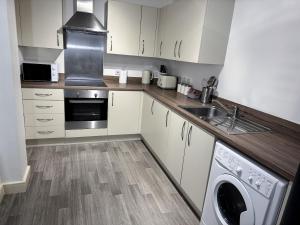 Massive 2BR Long Stays Superfast Wi-Fi , Free Parking & Netflix Ideal for Work & Relocation