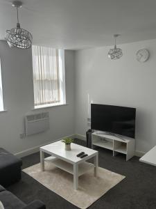 Massive 2BR Long Stays Superfast Wi-Fi , Free Parking & Netflix Ideal for Work & Relocation