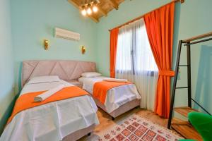 OZBİ 2-Villa with Ootdoor Heated Pool for 4 People in Fethiye