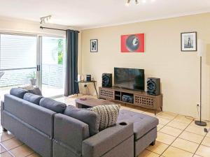 Stylish New Farm Retreat w Parking Walk Cafés & River