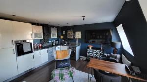 2 bedroom apartment Basingstoke close to train station with parking