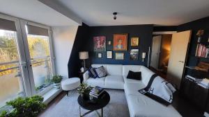 2 bedroom apartment Basingstoke close to train station with parking