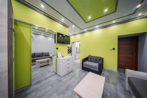 White House Apartman Miskolc, Green Room