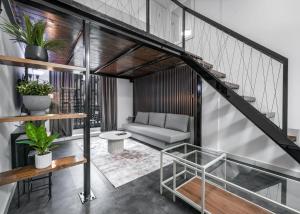 Free housekeeping visits during your stay - StayShort - Studio Unit in JVC Sleeps 3 with Balcony