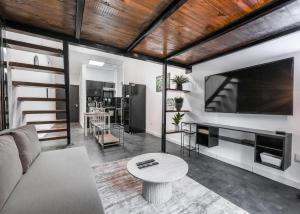 Free housekeeping visits during your stay - StayShort - Studio Unit in JVC Sleeps 3 with Balcony