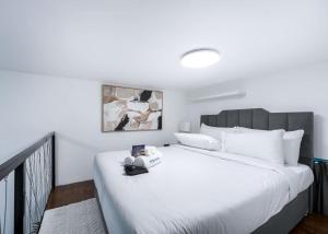 Free housekeeping visits during your stay - StayShort - Studio Unit in JVC Sleeps 3 with Balcony