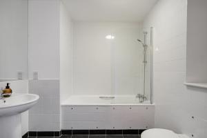 Stylish premium Islington flat, 2 minute walk to Angel tube!