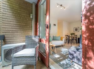 Cosy and convenient leafy apartment