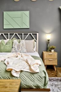 The Magnolia - Farmhouse Loft - Sleeps 10 - Valet