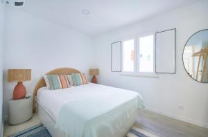 Central & Sunny Apt 10m to Beach, By TimeCooler