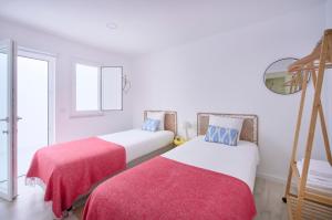 Central & Sunny Apt 10m to Beach, By TimeCooler