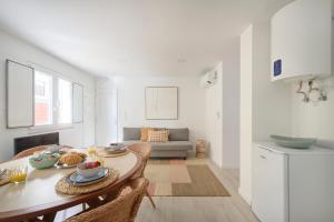 Central & Sunny Apt 10m to Beach, By TimeCooler