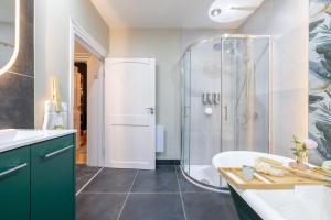 The Secret Garden, Donaghadee - The Hideaway - Spacious 5-Beds - Guests 6