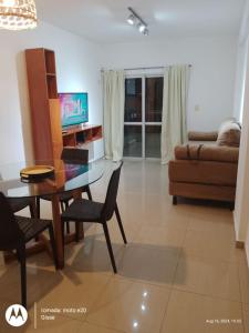 Departamento sobre AVENIDA con BALCON